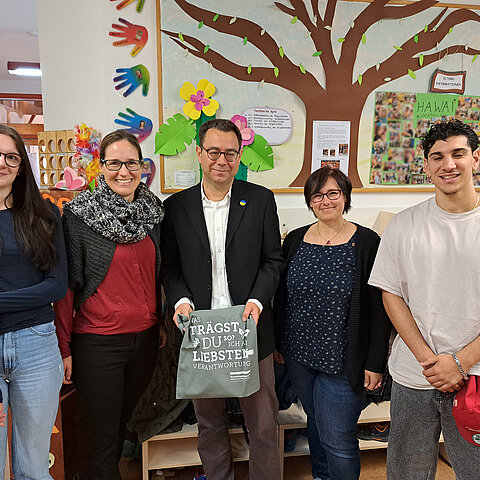 Sebastian Schaefer MdB besucht FSJler im Kindergarten St. Konrad